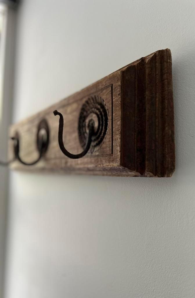 Oud houten kanpstok haken op plank mandala Inda oosters, Huis en Inrichting, Woonaccessoires | Kapstokken, Zo goed als nieuw, Wandkapstok