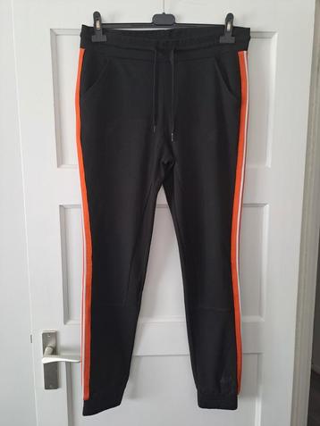 Broek Amy&Ivy maat XL zwart met zijkanten strepen beschikbaar voor biedingen