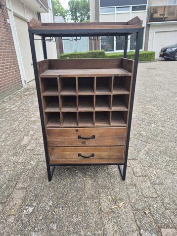 Industrieel wijnrek beschikbaar voor biedingen