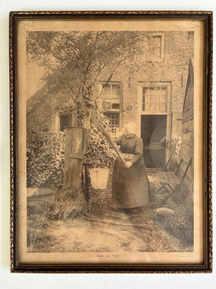 "VROUW AAN DE POMP" EN   " BLOEMEN IN VAAS", Antiek en Kunst, Kunst | Schilderijen | Klassiek, Ophalen of Verzenden