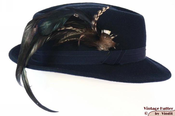 Vintage Dameshoed donker blauw vilt met lange veren 54-55, Kinderen en Baby's, Kinderkleding | Petten en Hoeden, Zo goed als nieuw