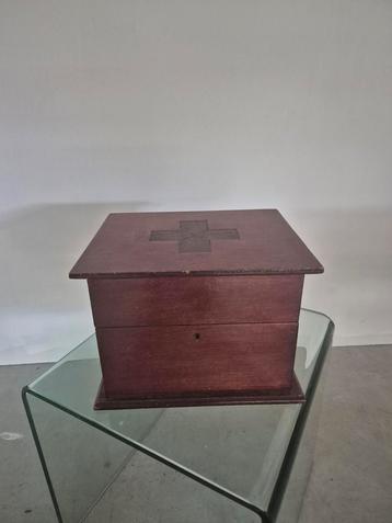 Antieke ehbo kist hout beschikbaar voor biedingen