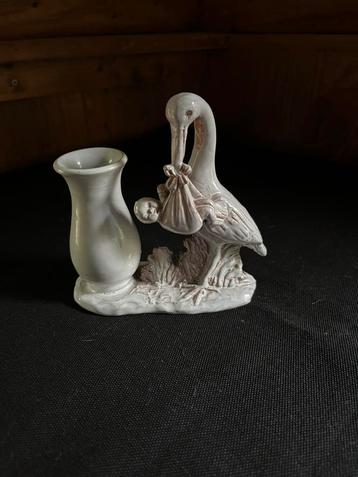 Plastiek van een ooievaar met kindje. beschikbaar voor biedingen