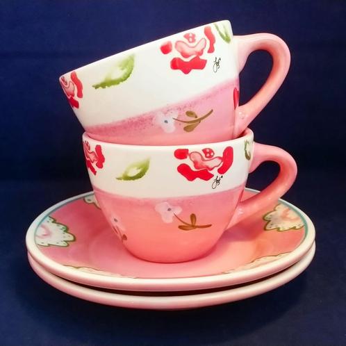 Jet C'est la Vie - 2 roze kop en schotels, Huis en Inrichting, Keuken | Servies, Zo goed als nieuw, Kop(pen) en/of Schotel(s)