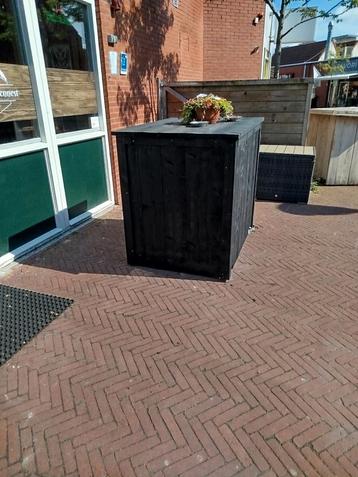 Steigerhouten sta tafel beschikbaar voor biedingen