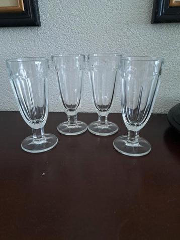 set van 4 vintage milkshake / dirty soda / ijsglazen op voet beschikbaar voor biedingen