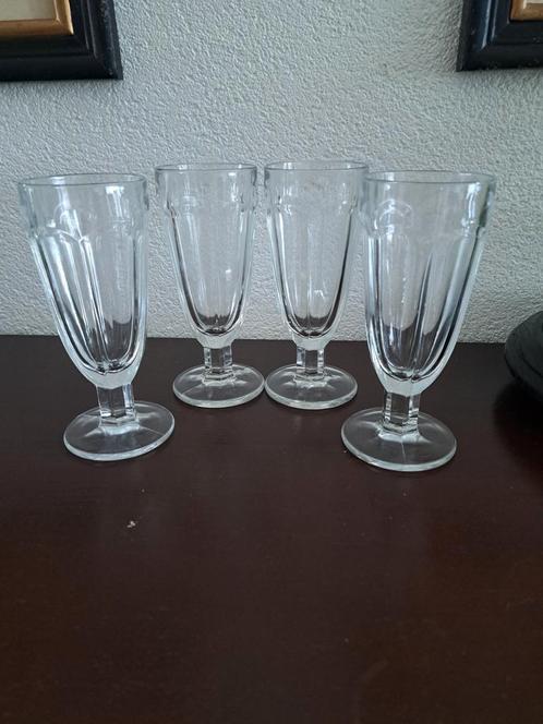 set van 4 vintage milkshake / dirty soda / ijsglazen op voet, Antiek en Kunst, Antiek | Glas en Kristal, Ophalen of Verzenden