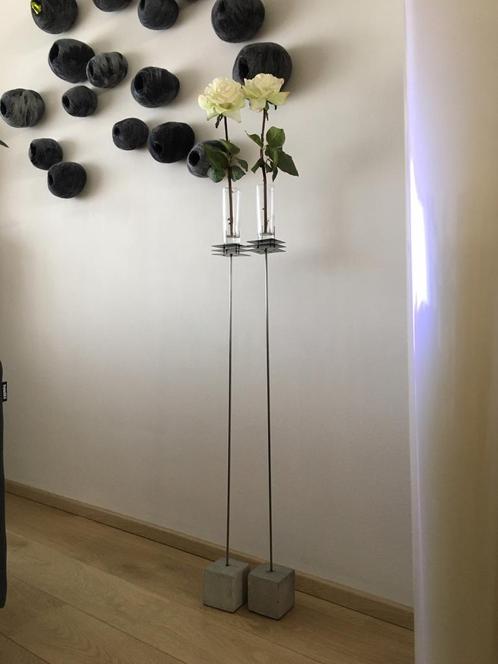 Twee vaasjes op betonnen voet 100 cm hoog decoratief & mooi!, Huis en Inrichting, Woonaccessoires | Vazen, Gebruikt, Overige kleuren