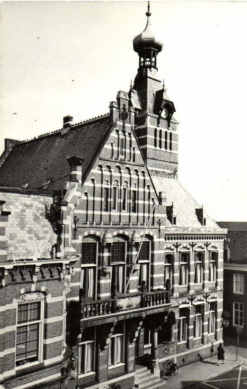 Winschoten, Stadhuis - fiets vrouw - beschreven, Verzamelen, Ansichtkaarten | Nederland, Ongelopen, Groningen, 1920 tot 1940, Ophalen of Verzenden