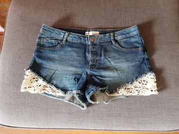 Hele leuke zo goed als nieuwe jeans korte broek.

Maat 40.
 beschikbaar voor biedingen