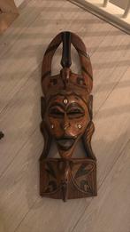 Houten masker, Ophalen