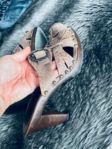 Klompjes muiltjes leer leder bruin beschikbaar voor biedingen