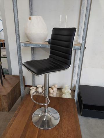 Design barkruk chroom met vinyl zwart zitting & rug beschikbaar voor biedingen