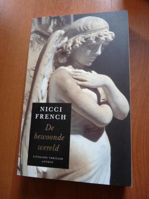 Boek - De bewoonde wereld van Nicci French, Boeken, Literatuur, Zo goed als nieuw, Nederland, Ophalen of Verzenden