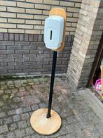 Desinfectie zuil met eikenhouten voet, Ophalen