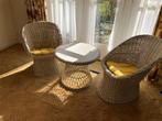 twee witte rieten stoelen en tafeltje, Huis en Inrichting, Stoelen, Ophalen, Gebruikt, Twee, Wit