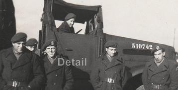 Oude foto militairen bij vrachtwagen beschikbaar voor biedingen