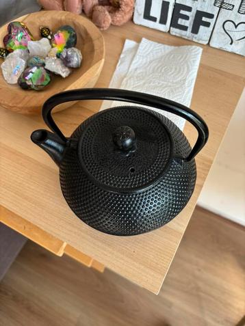 Nieuwe gietijzere theepot met zeef te koop10,- beschikbaar voor biedingen