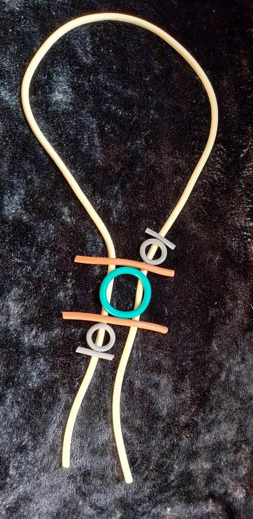 artistieke rubberen lange ketting, Sieraden, Tassen en Uiterlijk, Kettingen, Nieuw, Kunststof, Ophalen of Verzenden