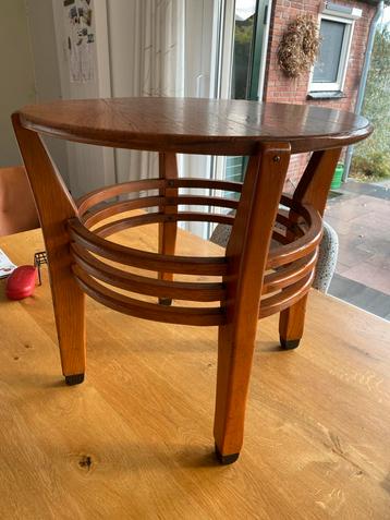 Houten bijzettafel met ronde vorm beschikbaar voor biedingen