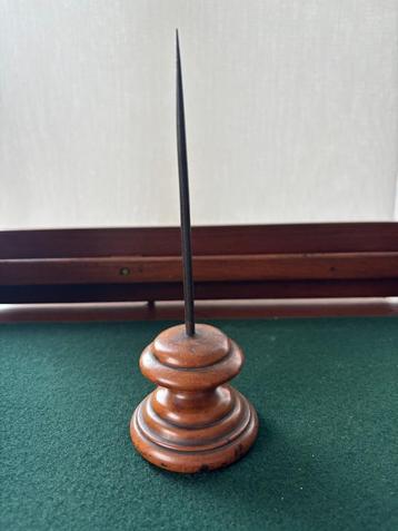 Antieke bonnenprikker van hout en metaal. beschikbaar voor biedingen