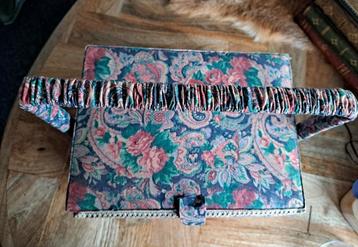 Oud stoffen (naai)mandje beschikbaar voor biedingen