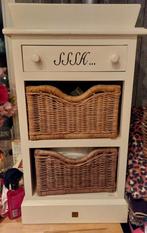 Rivièra Maison nachtkastje met dienblad, lade en manden, Huis en Inrichting, Kasten | Ladekasten, Ophalen, Minder dan 50 cm, Gebruikt