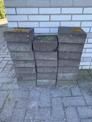 20 betonnen sierbestrating stenen 21x21 cm beschikbaar voor biedingen