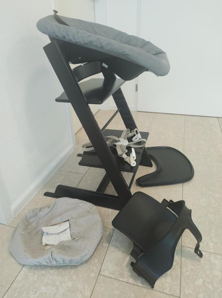 Stokke Tripp Trapp kinderstoel 7 delig en alles in het zwart, Kinderen en Baby's, Kinderstoelen, Zo goed als nieuw, Meegroeistoel