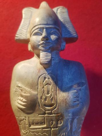 Stenen beeld sculptuur Egyptische god Osiris hiërogliefen  beschikbaar voor biedingen