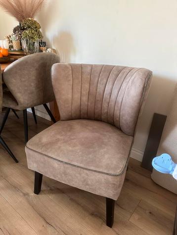 2 Stuks Stijlvolle Stoelen beschikbaar voor biedingen