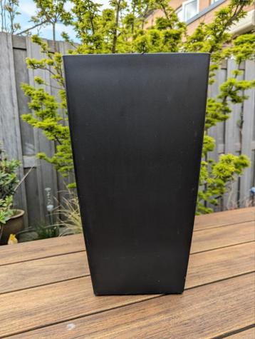 Zwarte hoge bloembak - geperst plastic - 47 cm hoog - zgan