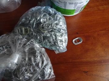 Lipjes van blikken beschikbaar voor biedingen