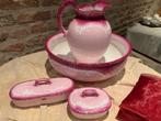 Prachtig en compleet Ceramique Maastricht wasstel roze/paars, Antiek en Kunst, Antiek | Porselein, Ophalen