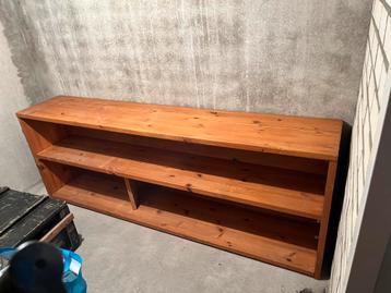 Mooie lage houten kast