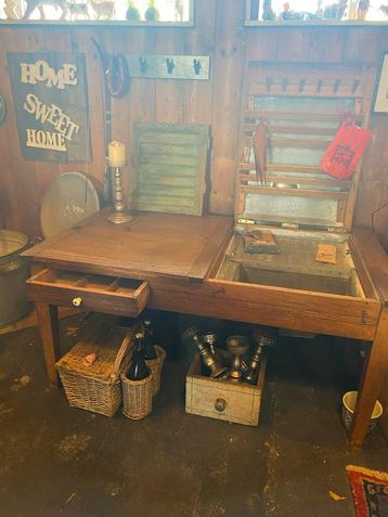 Houten tafel met zinken bak en klep beschikbaar voor biedingen