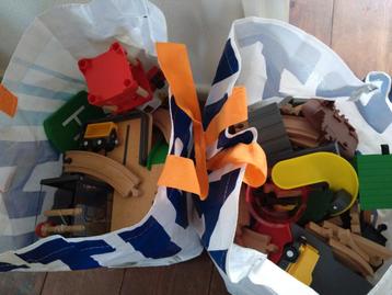 Houten treinbaan incl. Accessoires.  beschikbaar voor biedingen