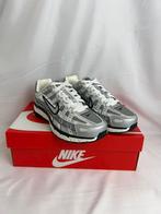 Nike p-6000 silver metalic (maat 42.5), Kleding | Heren, Overige kleuren, Nike, Nieuw, Ophalen of Verzenden