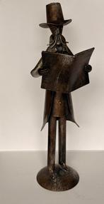 Metalen beeldje man met krant, Verzamelen, Beelden en Beeldjes, Ophalen of Verzenden, Zo goed als nieuw, Mens