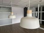 2 zelfde witte hanglampen met hout/metaal, Huis en Inrichting, Lampen | Hanglampen, Ophalen, Minder dan 50 cm, Metaal, Modern, strak
