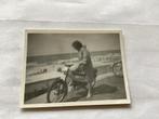 Vintage Foto: Vrouw met brommer aan zee 4.5 x 6 cm, Gebruikt, Foto, Ophalen of Verzenden, 1940 tot 1960