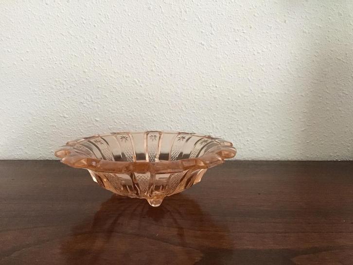Roze persglas schaaltje op pootjes. Davidson glas., Antiek en Kunst, Antiek | Schalen, Ophalen of Verzenden