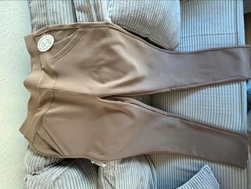 2 broeken te koop beschikbaar voor biedingen