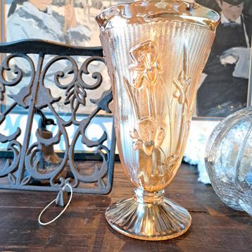Vintage Gouden Vaas met Iris Motief-floragold beschikbaar voor biedingen