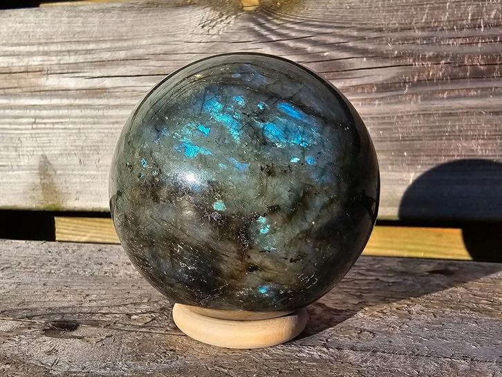 Mooie labradoriet bol 76 mm, Verzamelen, Mineralen en Fossielen, Mineraal, Ophalen of Verzenden