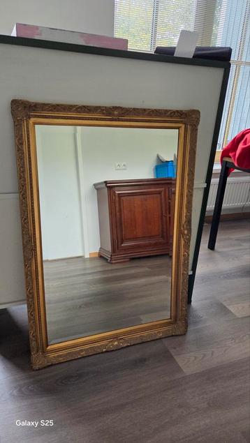 Mooie Spiegel met Gouden Lijst beschikbaar voor biedingen