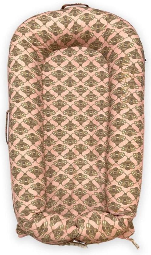 DockATot Deluxe+ Babynestje Busy Bees, Kinderen en Baby's, Overige Kinderen en Baby's, Nieuw, Ophalen