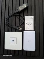 Ubiquiti USG + wand accespoint nieuwstaat, Ophalen of Verzenden, Zo goed als nieuw, Router, Ubiquiti