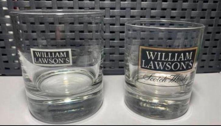 2 William Lawson’s scotch whisky glazen. Hoogte 9 en 8 cm., Verzamelen, Glas en Borrelglaasjes, Zo goed als nieuw, Borrel- of Shotglas
