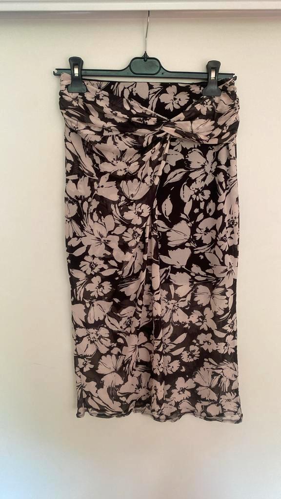 Mooie gebloemde rok, Kleding | Dames, Rokken, Zo goed als nieuw, Maat 38/40 (M), Zwart, Onder de knie, Ophalen of Verzenden